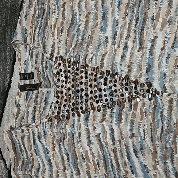 BKE BOUTIQUE SHEER STUDDED SCOOP-NECK DROPTAIL SHIRT - Picture 2 of 14